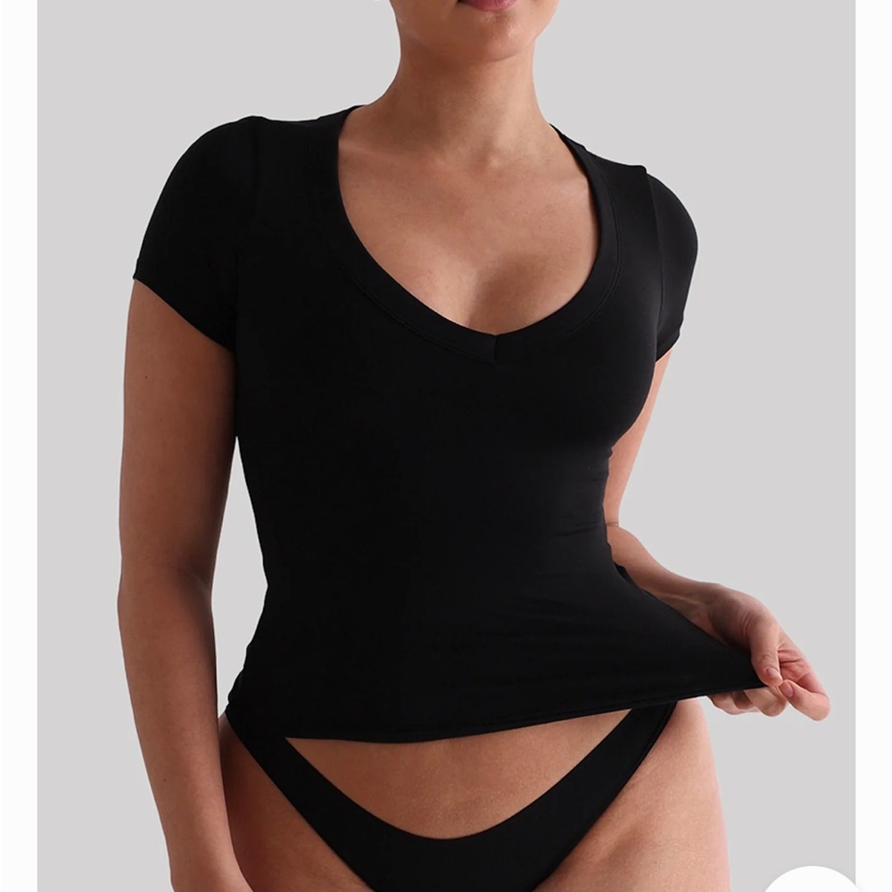 MYOUTFITONLINE BLACK V-SHAPE SHORT SLEEVE